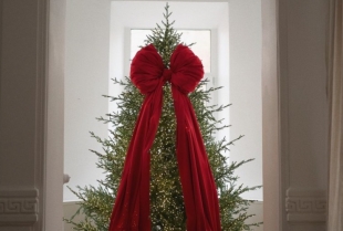 Moderna jelka puna praznične ekscentričnosti: spoj trendova i tradicije