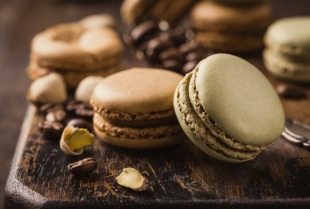 Ukusni macaronsi sa čokoladom i marmeladom od kajsije