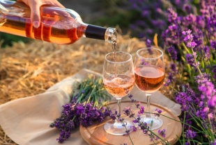 Leto u čaši: 6 činjenica o roze vinu