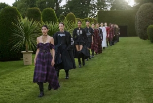 Tartan, kiltovi i pank romansa: Dior Cruise kolekcija 2025. predstavljena je u Škotskoj