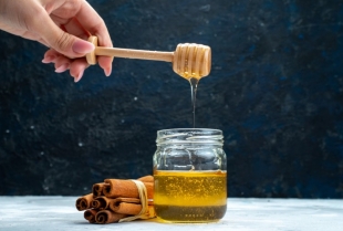 Kakve se promene dešavaju ako čistite lice medom?