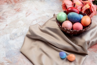 Ofarbajte jaja svilenom maramom