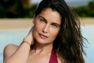 Leticija Kasta nosi najotmeniji jednodelni kupaći kostim za prve prolećne izlaske na sunce