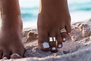 Toe ring – kontroverzni trend koji se vratio pravo na plažu