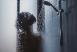 Dark Showering: Tajna večernje rutine koja vodi do dubokog sna i totalne relaksacije