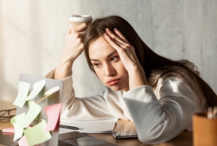 9 svakodnevnih navika koje uništavaju mozak (prema neurolozima)