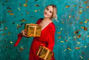 10 novogodišnjih poklona za žene koje vole bezvremenski stil