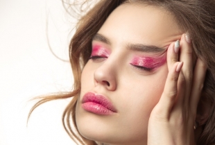 10 makeup lookova koji će vas ubediti da se odvažite na ružičastu nijansu