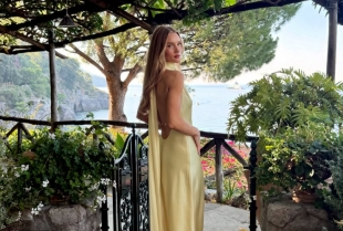 Letnji trend koji spaja ženstvenost i glamur bez trunke truda: satenska maksi haljina osvaja sezonu