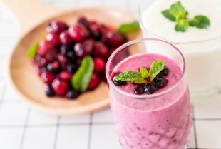 Proteinski smoothie sa višnjama i bademovim mlekom