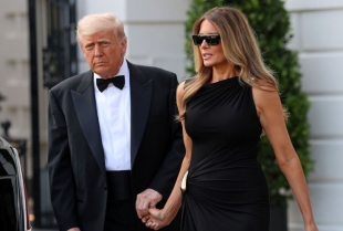 Melanija Tramp u haljini koja šapuće luksuz: Crna elegancija, tiha drama i modna poruka bez reči