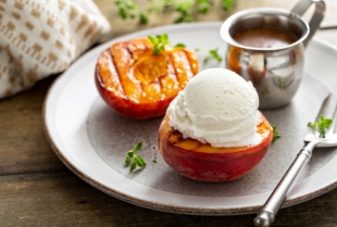 Pečene breskve sa karamelizovanim orasima i sladoledom