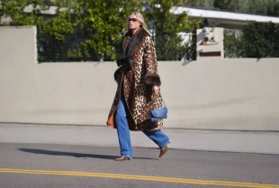 Leopard mantil + farmerke = modna formula koja gori ove sezone