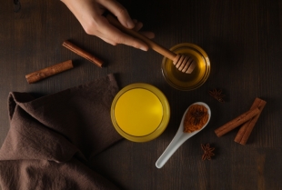Da li kombinacija kurkume i meda zaista čini čuda za telo i kožu?