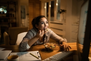 Sediš ceo dan? Evo šta tvoje telo zapravo želi na tanjiru