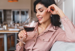 Ako ne stižete u teretanu, nema problema - otvorite flašu vina!