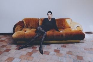 Kendal Džener i Calzedonia lansiraju must-have mrežaste čarape za jesen/zimu 2025.