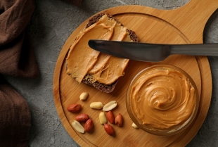 Mali ritual, veliki efekat: zašto puter od kikirikija osvaja i nutricioniste i TikTok