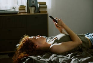 Šta je „breadcrumbing“ u upoznavanju i kako ga razumeti