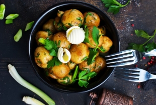 Lako i ukusno: Mladi krompirići sa lukom