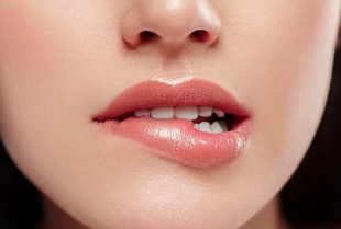 Lip plumper za prirodno punije usne: efekat hijaluronskog filera bez igle