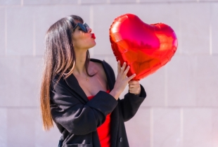 Pokloni za Dan zaljubljenih za nju (bez suvišnih emocija i velikih scena)