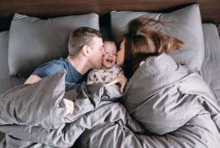 Da li dete spava u vašem krevetu? Nauka otkriva iznenađujuću istinu o njegovom razvoju