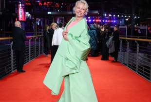 Pamela Anderson donela je proleće na crveni tepih Berlinala