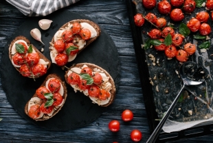 Brusketi sa čeri paradajzom i krem sirom