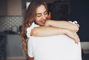 Jedan zagrljaj od 20 sekundi: mali ritual koji ima moć da promeni raspoloženje, dan – pa i život