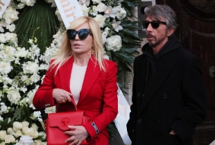 Donatela Versaće odaje počast Valentinu noseći kultnu crvenu odeću kuće