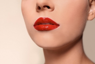 Latex lips: letnji makeup trend koji vraća sjaj na maksimum
