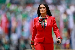Jednim stajlingom zasenila fudbalere: Salma Hajek postala glavna zvezda Mundijala 2026