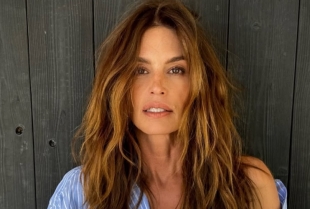 Kako započinje dan Sindi Kraford: jutarnja rutina koja joj pomaže da i u šestoj deceniji izgleda blistavo i vitalno