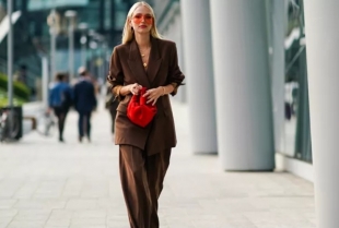 Kako nositi braon pantalone ovog proleća i izgledati ultra šik