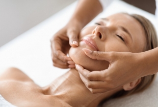 Da li je buccal massage najbolja prirodna alternativa botoksu?