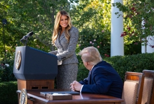 Melanija Tramp u crno-belom kompletu koji podseća na bezvremenski stil Džeki Kenedi