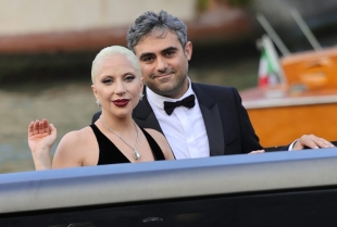 Lejdi Gaga postala mama, a prve fotke sa bebom već su tu: Ime još krije kao najveću tajnu
